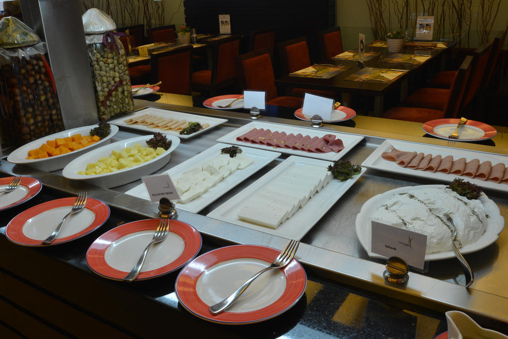 Coral Beirut Al Hamra Hotel エクステリア 写真