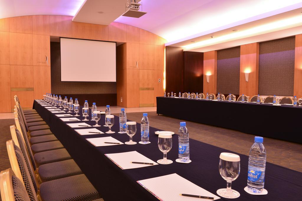 Coral Beirut Al Hamra Hotel エクステリア 写真