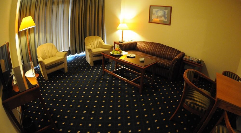 Coral Beirut Al Hamra Hotel エクステリア 写真
