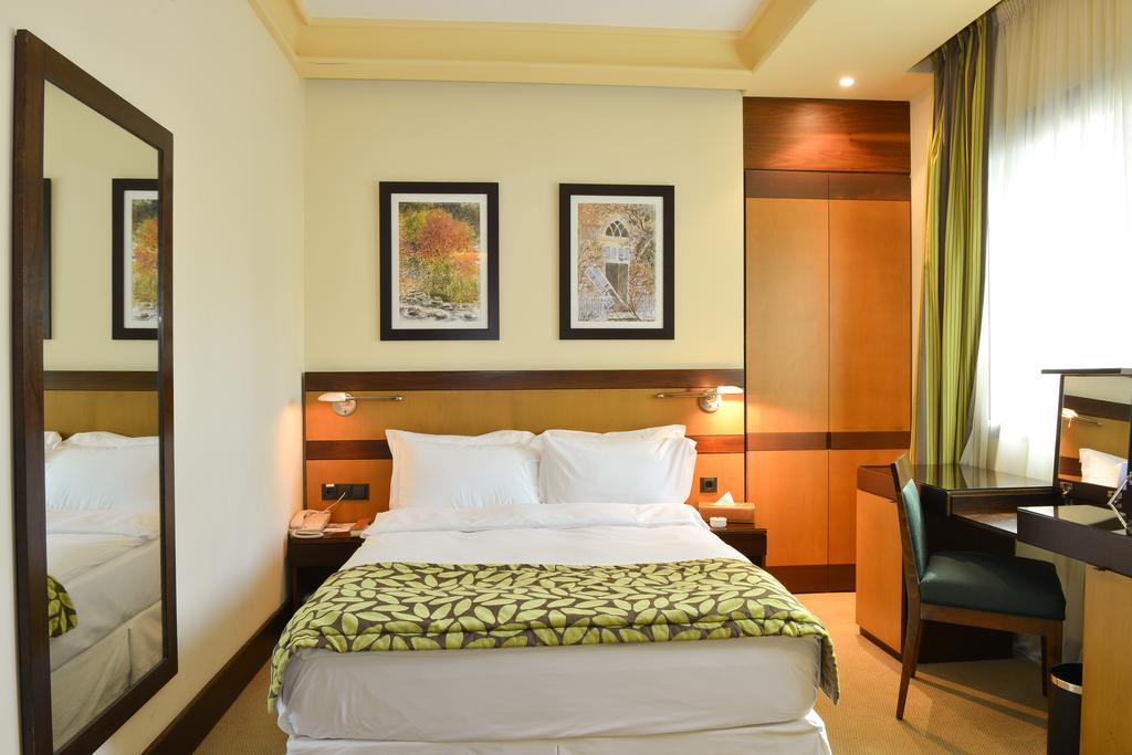Coral Beirut Al Hamra Hotel エクステリア 写真
